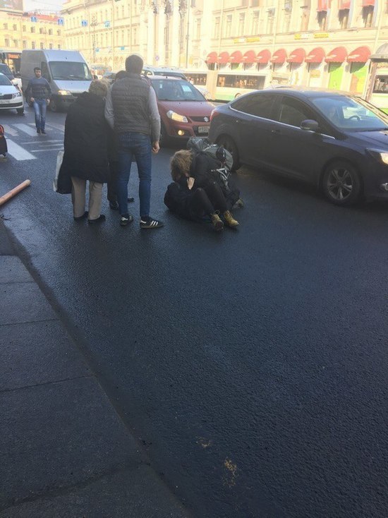  Иномарка сбила девочку-подростка на Невском проспекте
