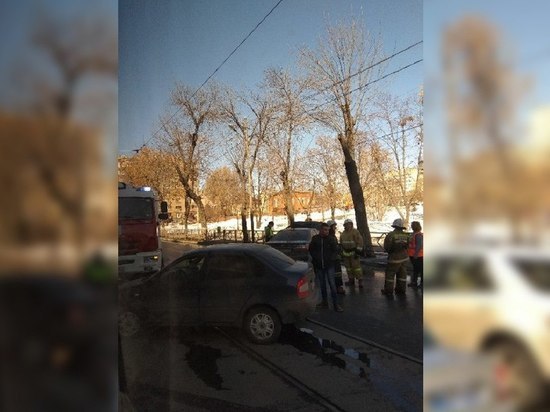 В Самаре на трамвайных путях столкнулись авто, одна машина загорелась