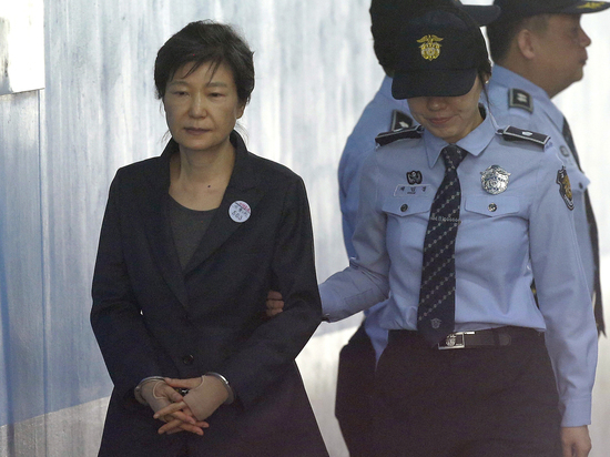 Пак Кын Хе признали виновной в коррупции и злоупотреблением властью