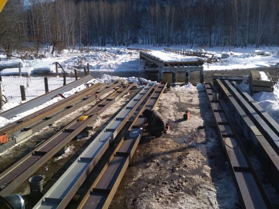 Разрушенные паводком мосты восстанавливают в Алтайском крае