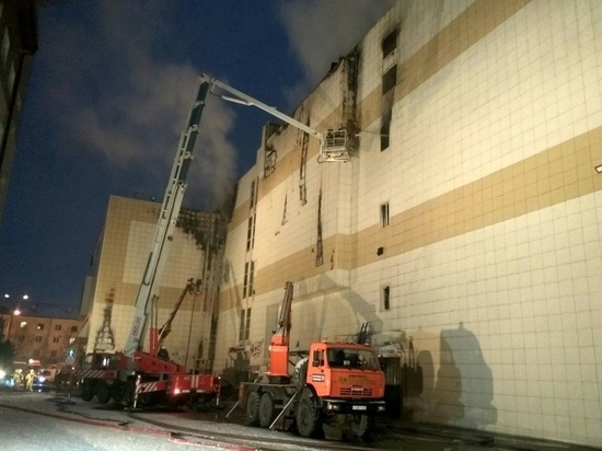 Сотрудники торгового центра не дали вызволить девушку из горящего здания