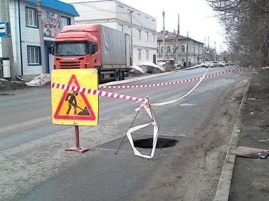 В Сызрани на дороге образовалась полутораметровая дыра