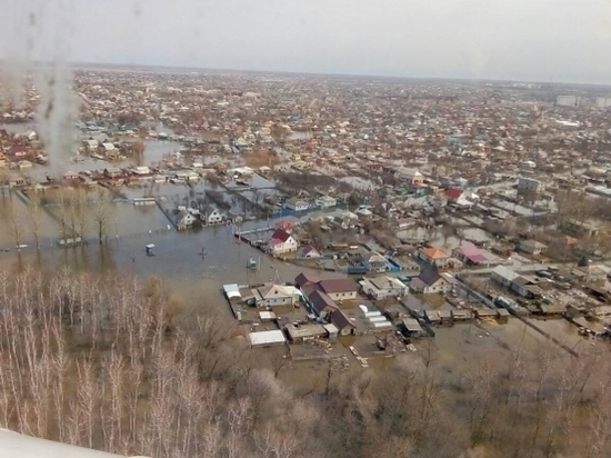 Андрей Бочаров осматривает подтопленные районы Волгоградской области с вертолета