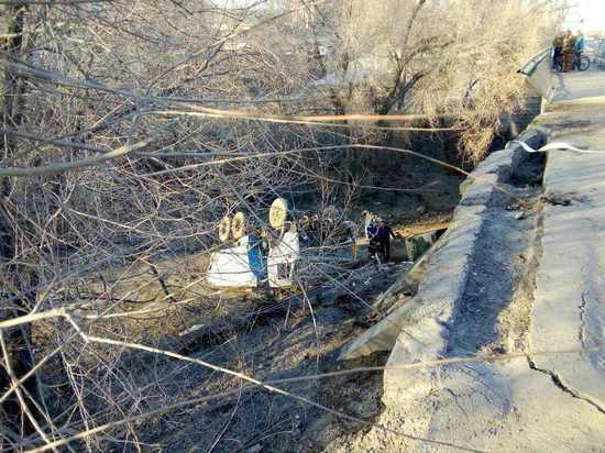 Грузовик слетел с моста на Тулака: водитель выжил