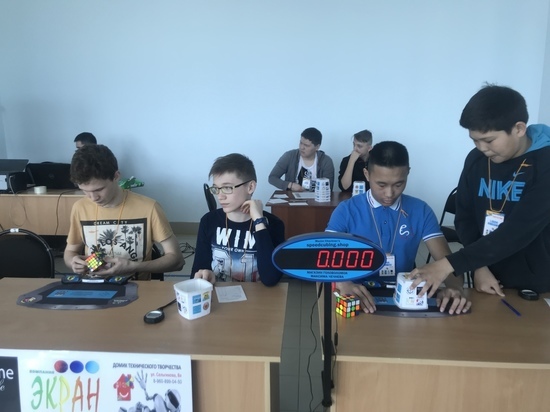 Соревнования по сборке кубика Рубика в Элисте объединило 90 человек