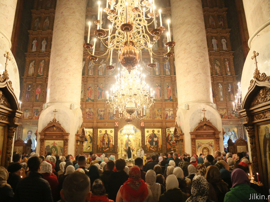 Более 100 храмов Астраханской области открыли свои двери для ночного богослужения