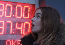 Более половины населения России, как выяснили социологи ВЦИОМ, внимательно следят за колебаниями на валютном рынке