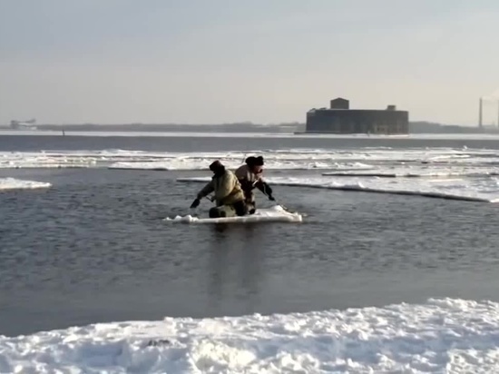 Двух рыбаков в Тверской области унесло на льдине