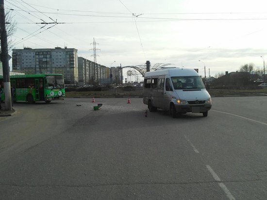 На круговом перекрёстке в Твери столкнулись автобус и маршрутное такси