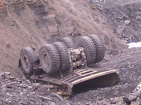 Многотонный грузовик упал с высоты на кузбасской шахте: водитель получил травмы 