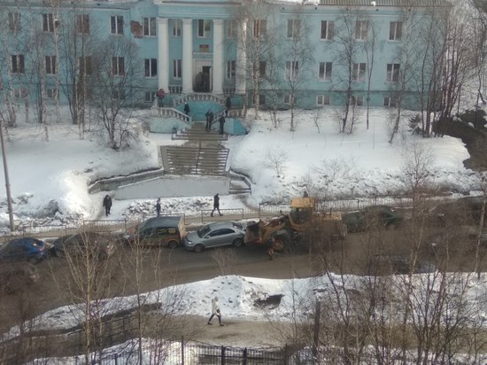 Грейдер поцарапал несколько машин у полицейской поликлиники в Мурманске Грейдер поцарапал несколько машин у полицейской поликлиники в Мурманске