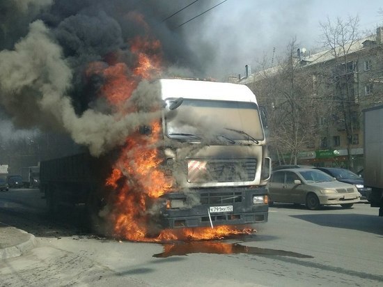 Большегруз загорелся на проспекте Гагарина в Нижнем Новгороде