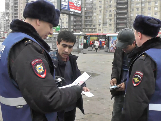 Полиция провела миграционный рейд у станции «Проспект Большевиков» 