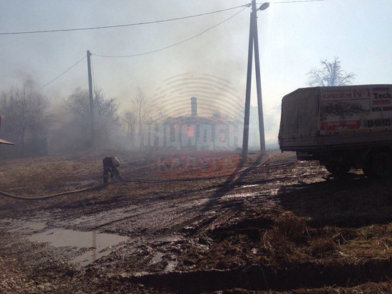 Четыре постройки сгорели в деревне Мишнево под Калугой из-за пала травы