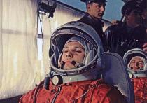 На случай, если бы первый советский космонавт сошел с ума на орбите, предусмотрели блокировку связи, автоматическое закрытие скафандра и фиксацию в кресле
