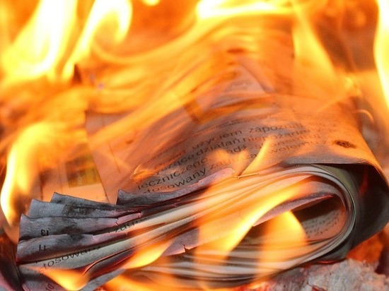 Склад макулатуры сгорел в Петрозаводске минувшей ночью