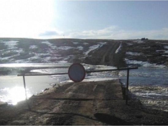 В Кваркенском районе затопило мост