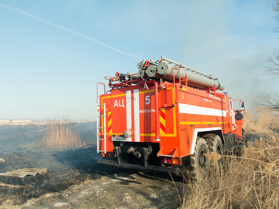 Спасатели борются с огнем на севере Волгограда