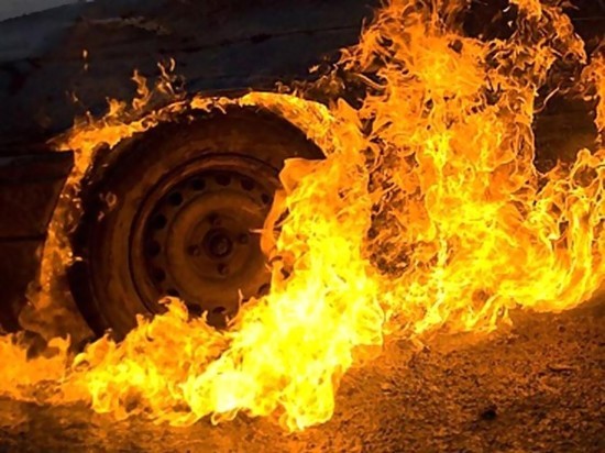Сразу пять автомобилей сгорели в одном дворе в Твери