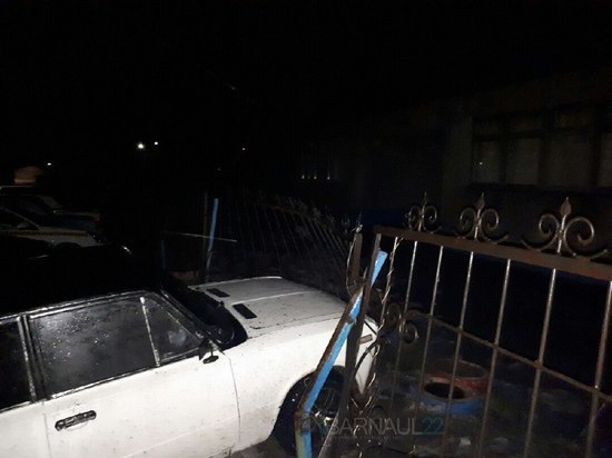 В Барнауле нашли водителя, протаранившего забор детского сада