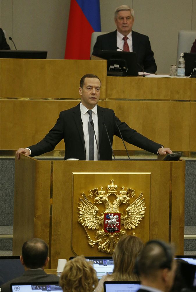 Медведев отчитался перед отставкой: фоторепортаж о нерешенных задачах