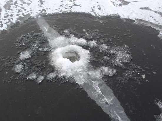 Жителям Карелии настоятельно не советуют выходить на лед из-за опасности