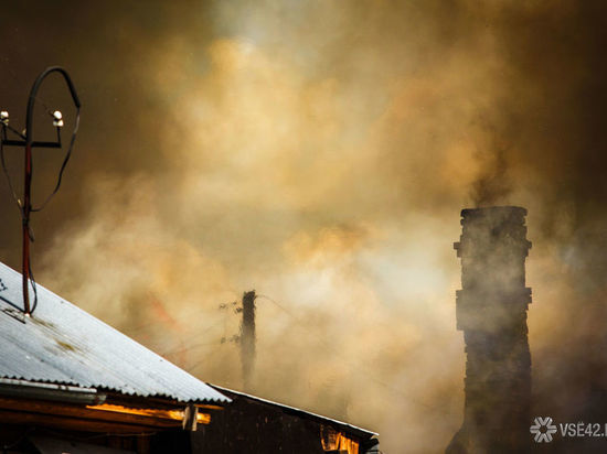 Почти 20 пожарных тушили дом с верандой в Кемерове 