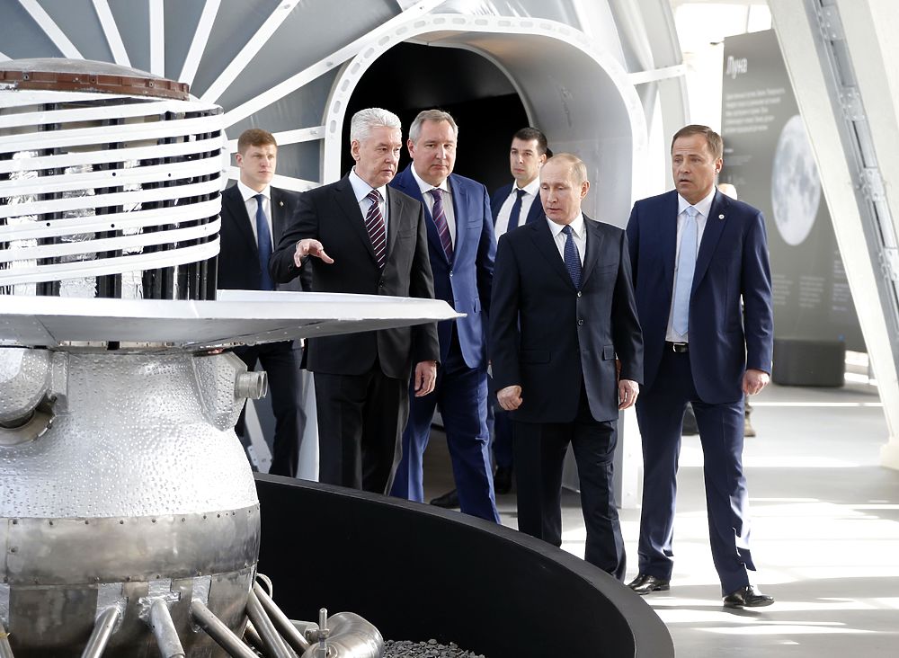 В день космонавтики Путин посетил «Космос»: с Терешковой на Луну