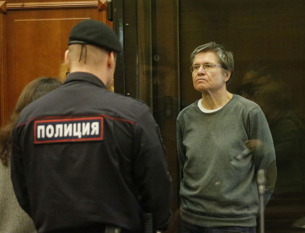 Экс-министр Улюкаев прибыл в суд с новой прической: "Все нормально"