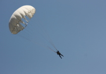 В Якутии у сотрудника «Авиалесохраны» во время тренировочных прыжков не раскрылся парашют. Тем не менее он чудом остался жив. Историей, в том числе, заинтересовались и следователи. 