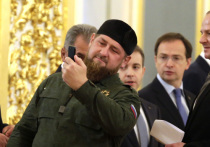 Глава Чечни Рамзан Кадыров заявил о необходимости продления полномочий Владимира Путина на посту президента РФ больше, чем на два срока. По его мнению, «альтернативы Путину все равно нет». 
