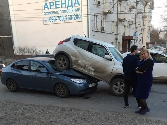 В Астрахани водитель автомобиля припарковался на другое авто