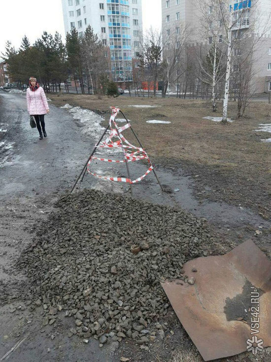 Опасный провал на детской площадке в кемеровской Кедровке засыпали 