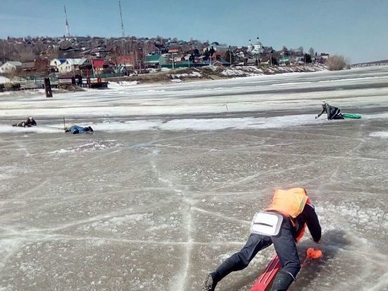 В Татарстане спасатели вытащили из воды трех рыбаков на Волге и Каме