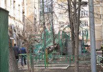 В воскресенье, 15 апреля, частично обрушился жилой дом в Пушкаревом переулке: рухнули строительные леса, выпала часть кирпичей, а из окон вылетели стекла