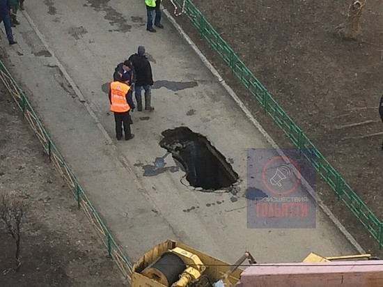 В Тольятти мусоровоз провалился в дыру на дороге