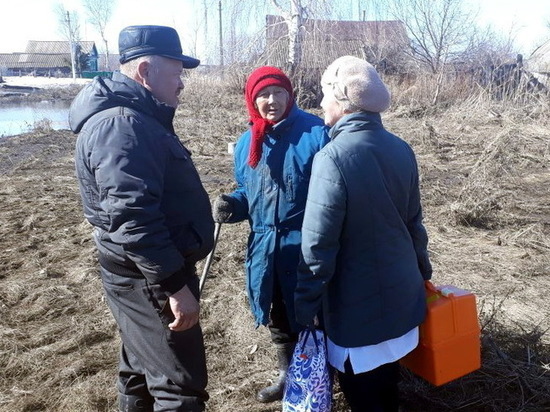 В Апастовском районе спасатели привезли жителям продукты на болотоходе