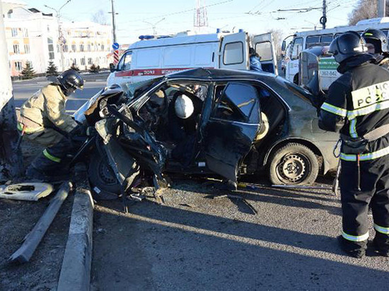 В Чебоксарах Honda врезалась в столб: погиб водитель