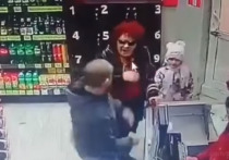 В Интернете появилось видео конфликта в одном из магазинов Уфы, в ходе которого покупатель ударил пенсионерку на глазах ее внучки. Однако некоторые интернет-пользователи засомневались, что женщина вообще пострадала. 