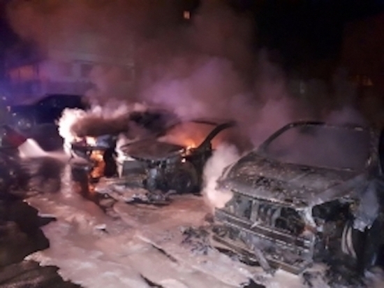 "Партия" иномарок сгорела ночью в Туле