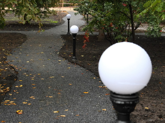 Вандалы вновь разбили фонари в казанском парке «Черное озеро»