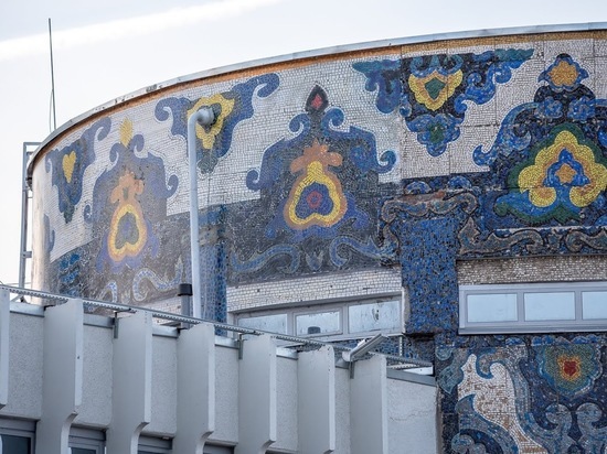 Знаменитое мозаичное панно на фасаде казанского торгового центра отлили из полимеров