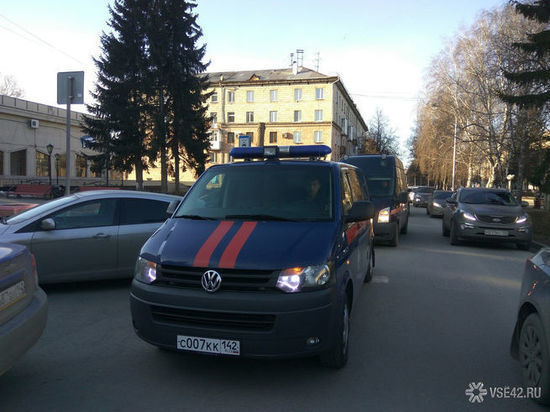 Кемеровчане пожаловались на автомобили СК, блокирующие проезд в час пик 