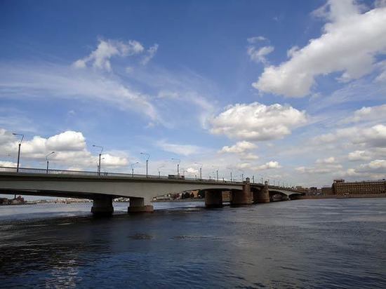 В Петербурге мужчина спрыгнул с моста