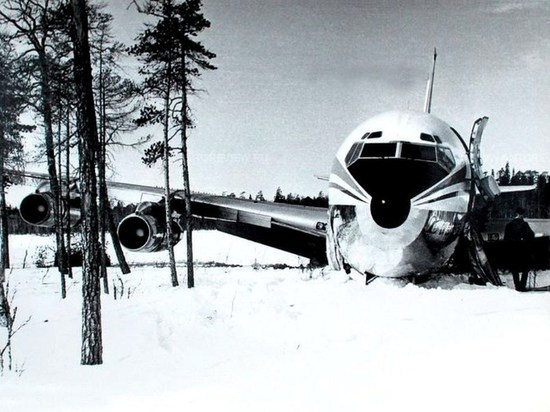 Пассажирский авиалайнер был обстрелян перехватчиком ПВО и сел на лед озера возле поселка Лоухи