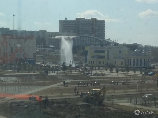 Прорыв трубы произошел во время проверки пожарного гидранта в Кемерове 