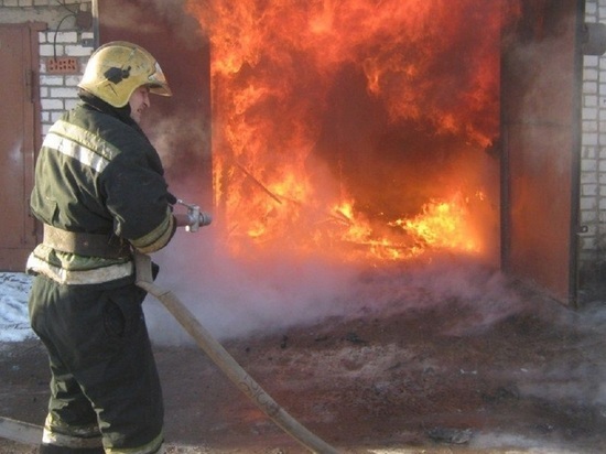 Сообщение о пожаре в гаражно-строительном кооперативе на улице Пустошного поступило дежурному МЧС без четверти пять утра