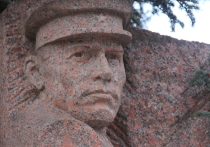  В Балаклаве полным ходом идет реконструкция памятника генерал-майору Петру Новикову, последнему официальному руководителю обороной Севастополя в 1942 году