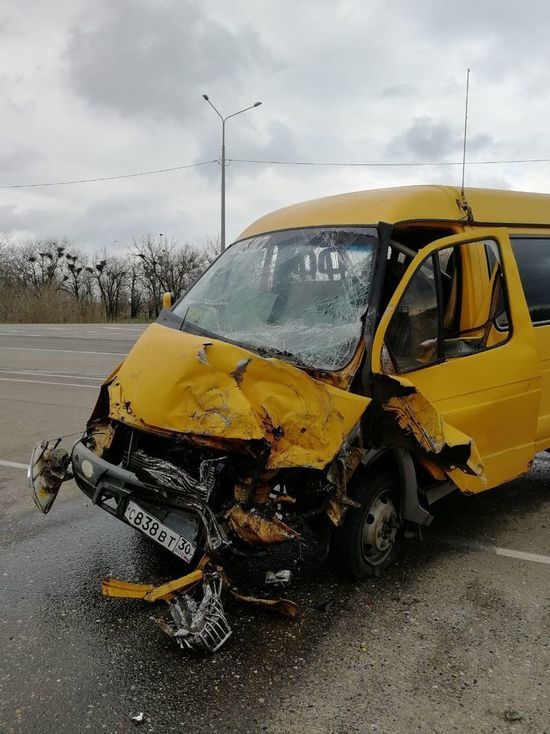 Это было страшно: в результате аварии в Калмыкии в больницу доставили 10 человек