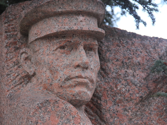 Ко Дню освобождения Балаклавы обновили памятник генералу Новикову